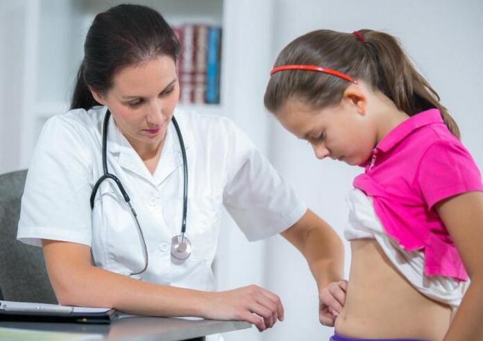 Un niño con sospecha de una invasión helmíntica en una cita con el médico